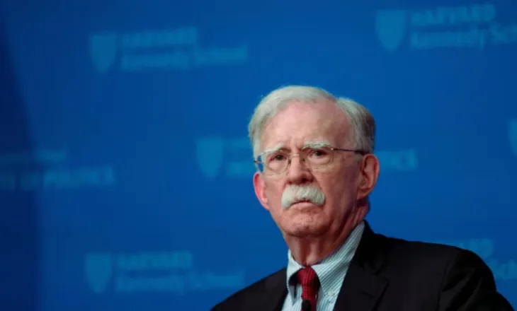 Ndau informacione të klasifikuara me vajzën dhe gruan e tij, John Bolton arrin marrëveshje me autoritetet, do pranojë fajësinë