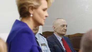 Ndërhynë pa leje gjatë seancës, gjobiten Monika Kryemadhi dhe avokati Cakrani