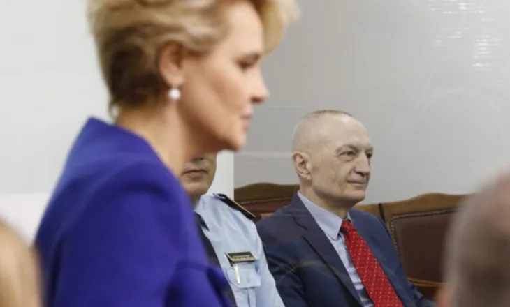 Ndërhynë pa leje gjatë seancës, gjobiten Monika Kryemadhi dhe avokati Cakrani