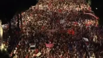 Ndërtesa qeveritare e rrethuar/ Protestuesit thirrje Ramës: Ik nga Kryeministria se të pret qelia