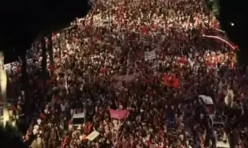Ndërtesa qeveritare e rrethuar/ Protestuesit thirrje Ramës: Ik nga Kryeministria se të pret qelia