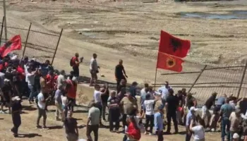 Ndërtimi i resortit në Rrjoll, banorët shembin rrethimin metalik dhe futen në kantier, përplasje me policinë