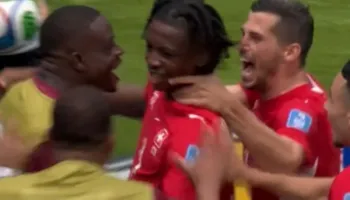 Ndeshja Zvicër-Bosnje/ “Shpërthen” festa helvete, Xhaka me shokë gjejnë më në fund avantazhin