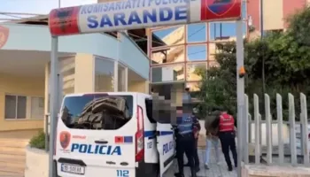 Ndihmoi dy autorët në vendosjen e tritolit në Sarandë, arrestohet 21-vjeçari. I gjenden armë dhe municion