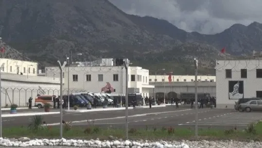 Ndodhej në të njëjtën qeli me të birin, ndërron jetë i paraburgosuri në Shkodër