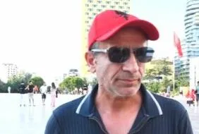 “Në 13 vite ka bërë vetëm mashtrime”/ Shqiptari udhëton nga Anglia për protestën: Rama të japë dorëheqjen