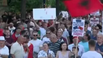 “Ne jemi sovrani, Rama jepe dorëheqjen”!/ Nis marshimi për protestën e 18, thirrjet pushtojnë bulevardin