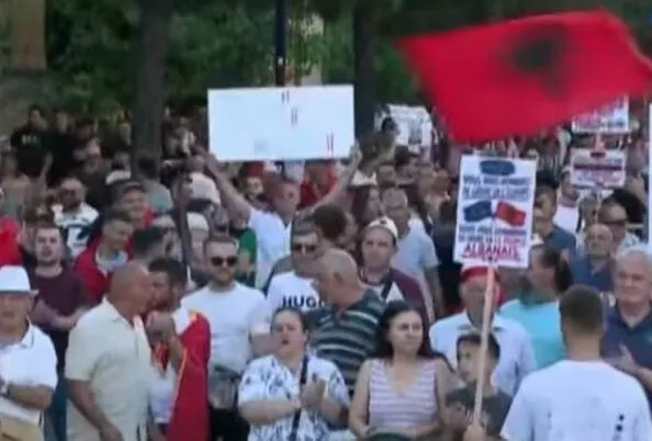 “Ne jemi sovrani, Rama jepe dorëheqjen”!/ Nis marshimi për protestën e 18, thirrjet pushtojnë bulevardin