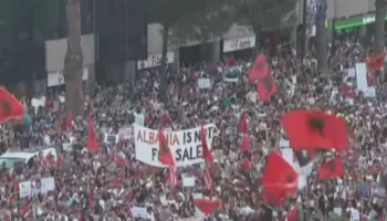 “Në këtë shesh ka lindur një foshnje: Shqipëria e re”/ Protestuesi: Burra, mos e lëshoni frontin
