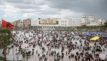 Në një vit 33 mijë të rinj më pak, shtohen të moshuarit mbi 85 vjeç