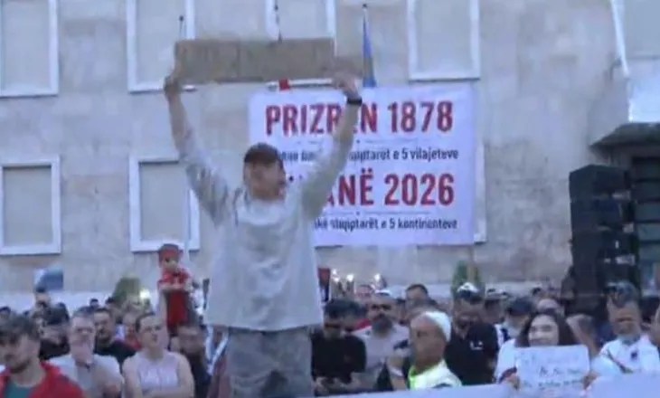 ‘Ne nuk jemi të frikësuar’/ Turisti amerikan i bashkohet protestës madhështore para Kryeministrisë