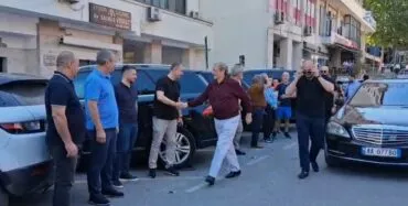 Në zbatim të masës së sigurisë “detyrim paraqitje”/ Sali Berisha mbërrin në SPAK