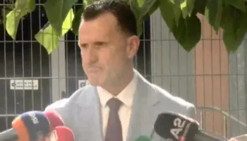 “Nëse krahason Metën me dy terroristë, problemi është i gjykatës”/ Avokati i ish-presidentit jashtë GJKKO-së: Kë do thërrasim nga SHBA, George Bush-in?