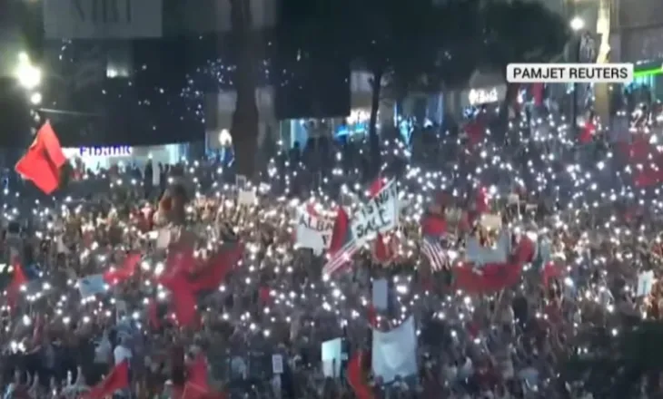 ‘Nesër më shumë që zëri jonë të mbërrijë deri në Surrel- Rama jepe dorëheqjen’ Nis marshimi protestë nëpër rrugët e Tiranës