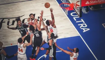 New York rikuperon disavantazhin prej 29 pikësh dhe mposht San Antonio, një fitore larg titullit