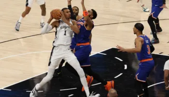 New York triumfon në sekondat e fundit në fushën e San Antonio dhe i afrohet titullit kampion në NBA