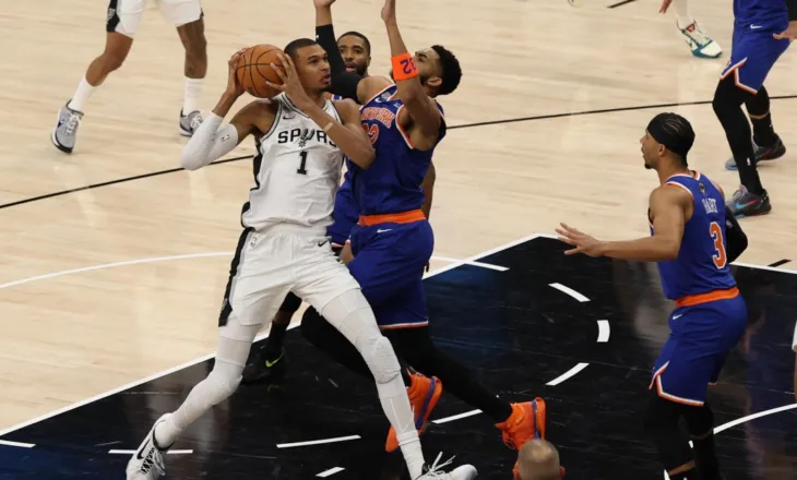 New York triumfon në sekondat e fundit në fushën e San Antonio dhe i afrohet titullit kampion në NBA