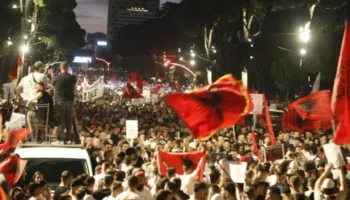 Nga Europa në SHBA e Kanada! Protestat masive të shqiptarëve pushtojnë kryeqytetet kryesore: Rama jep dorëheqjen!
