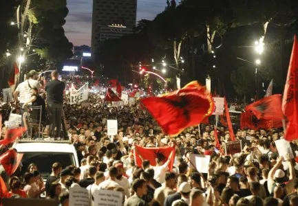 Nga Europa në SHBA e Kanada! Protestat masive të shqiptarëve pushtojnë kryeqytetet kryesore: Rama jep dorëheqjen!