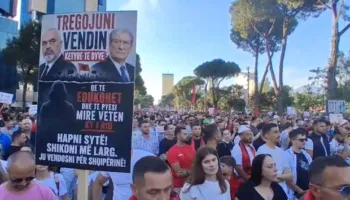Nga ironia për Zegjinenë, te thirrja kundër Ramës dhe Berishës, mesazhet e forta që vijnë nga protesta: Tregojuani vendin këtyre të dyve!