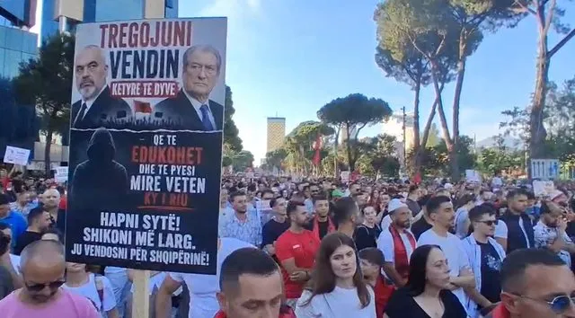 Nga ironia për Zegjinenë, te thirrja kundër Ramës dhe Berishës, mesazhet e forta që vijnë nga protesta: Tregojuani vendin këtyre të dyve!