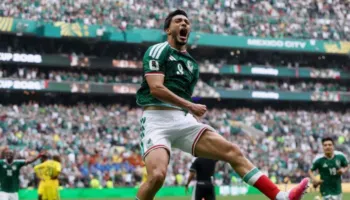 Nga jeta në “fije të perit” te goli në një Botëror, historia unike e sulmuesit të Meksikës, Raul Jimenez