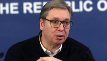 Nga kritikat ndaj SHBA-së te elozhet për Trumpin: Transformimi i Vuçiçit në një servil të rafinuar
