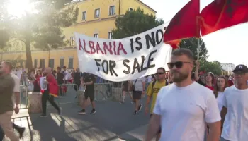 Nga protesta në qeveri/ Kordinatorët e protestës duan “tryezë popullore me 200 përfaqësues”: Sheshi është i të gjithëve, s’duam të uzurpohet prej klasës së vjetër politike