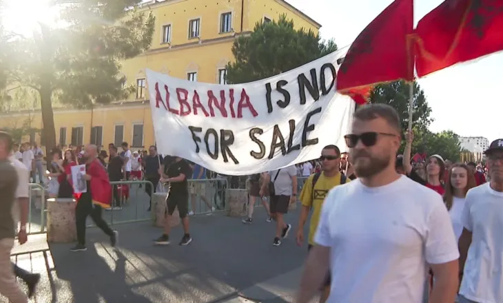 Nga protesta në qeveri/ Kordinatorët e protestës duan “tryezë popullore me 200 përfaqësues”: Sheshi është i të gjithëve, s’duam të uzurpohet prej klasës së vjetër politike