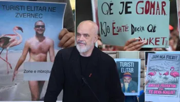 “Nga revulucioni imagjinari i flamingove më pëlqejnë memet”, Rama ironizon pankartat në protestë: Të preferuarat janë shumë të nxehta, s’i postoj dot