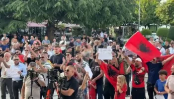Ngrihet Pogradeci/ Protestë për të dytën herë në qytet, kërkojnë zgjidhje për shqetësimet e tyre