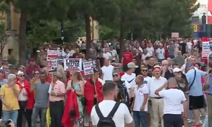 Nis dita e 29-të e protestës, qytetarët mblidhen para Kryeministrisë