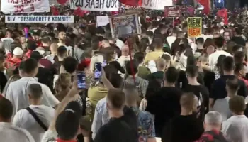 Nis marshimi masiv i protestuesve, Bulevardi “Dëshmorët e Kombit” tejmbushet nga qytetarët