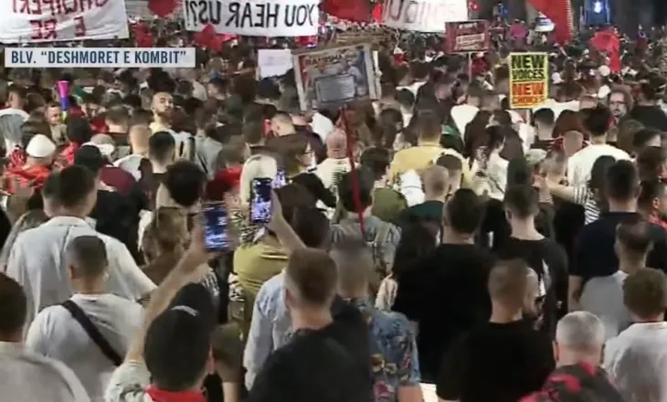 Nis marshimi masiv i protestuesve, Bulevardi “Dëshmorët e Kombit” tejmbushet nga qytetarët
