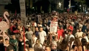 Nis marshimi masiv i protestuesve në rrugët e Tiranës, thirrja e prerë e qytetarëve: Rama jep dorëheqjen!