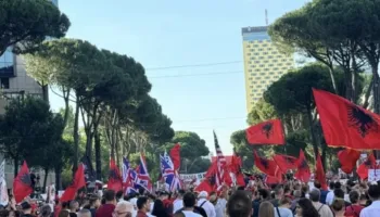 Nis protesta e 14-të, qytetarët mblidhen përpara Kryeministrisë