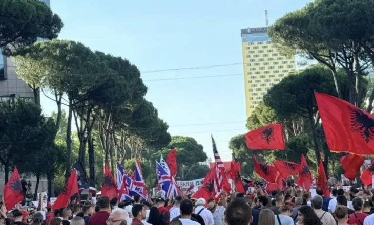 Nis protesta e 14-të, qytetarët mblidhen përpara Kryeministrisë