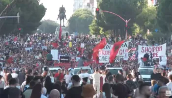 Nis protesta ku kërkohet dorëheqja e Ramës/ Agjencia e madhe ‘Reuters’ vazhdon me transmetimet live
