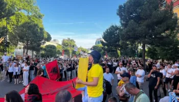 Nis protesta për Zvërnecin para Ministrisë së Brendshme