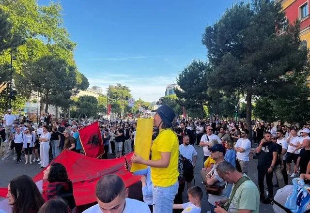 Nis protesta për Zvërnecin para Ministrisë së Brendshme