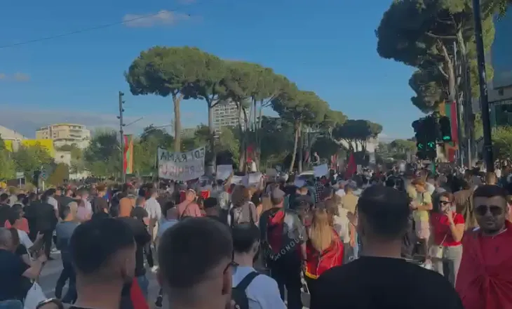 Nis protesta për Zvërnecin, qytetarët mblidhen tek sheshi “Skënderbej”, marshim drejt Kryeministrisë
