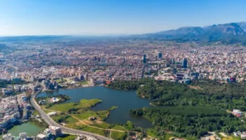 “Një familje shpenzon 89% të të ardhurave”, Monitor: Tirana kryeqyteti i dytë më i shtrenjtë në Europë