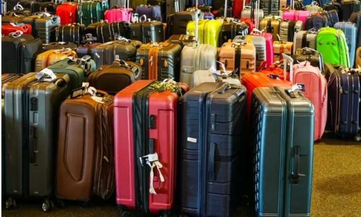Një grua shkon në kufi me 55 valixhe – oficerët e doganës dyshuan për kontrabandë por…