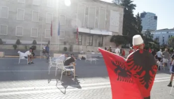 Një grup protestuesish e gdhijnë sërish në bulevard, mbetet i bllokuar kalimi para kryeministrisë