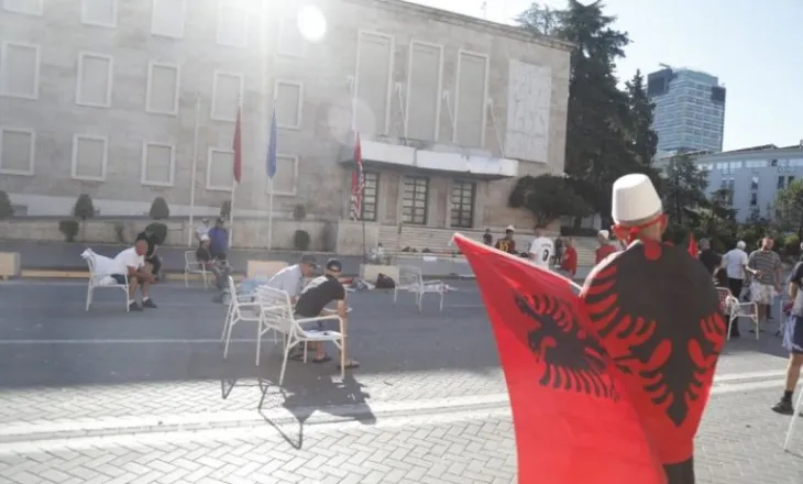 Një grup protestuesish e gdhijnë sërish në bulevard, mbetet i bllokuar kalimi para kryeministrisë