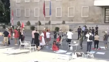 Një grup protestuesish e qendrojnë sërish para Kryeministrisë
