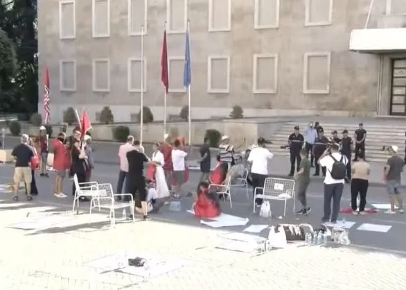 Një grup protestuesish e qendrojnë sërish para Kryeministrisë
