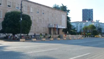 Një grup protestuesish vijojnë qëndresën, kalojnë natën poshtë kryeministrisë pas protestës