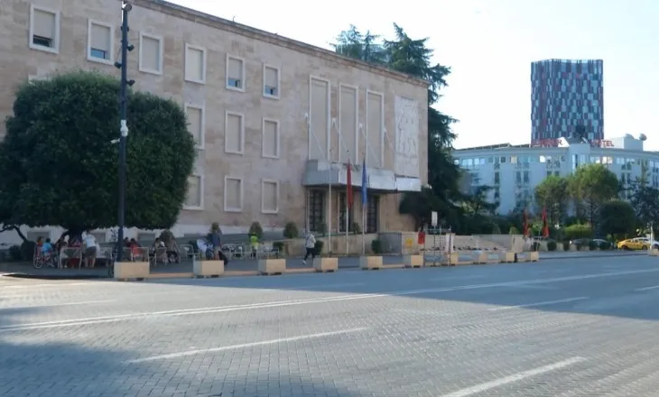 Një grup protestuesish vijojnë qëndresën, kalojnë natën poshtë kryeministrisë pas protestës