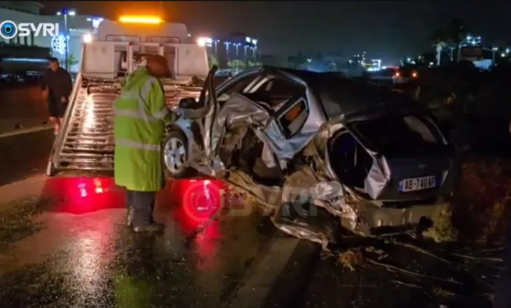 Një i plagosur/ Dy makina përfundojnë në kanal në autostradën Tiranë-Durrës